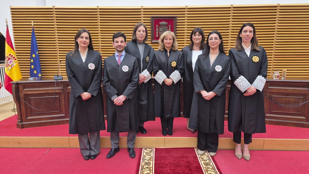 Carmen Sánchez Rubio, primera por la izquierda, es la nueva titular de la Plaza 2 de la Sección Civil y de Instrucción del Tribunal de Instancia de Benavente.