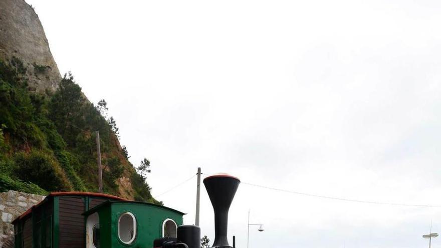 La locomotora &quot;Rojillín&quot;, sede de la oficina de turismo de Salinas.