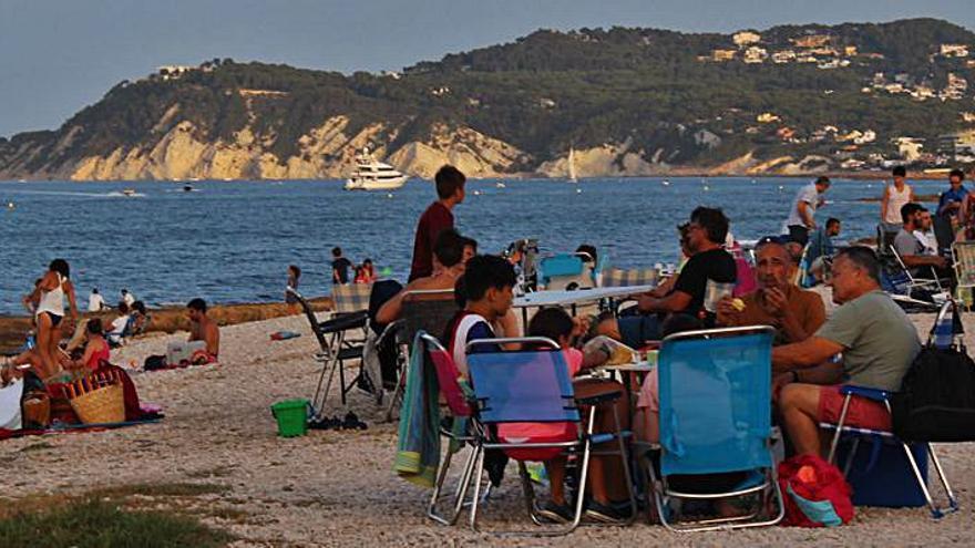 Imagen de antes de la covid de vecinos cenando junto al mar. | A. P. F.