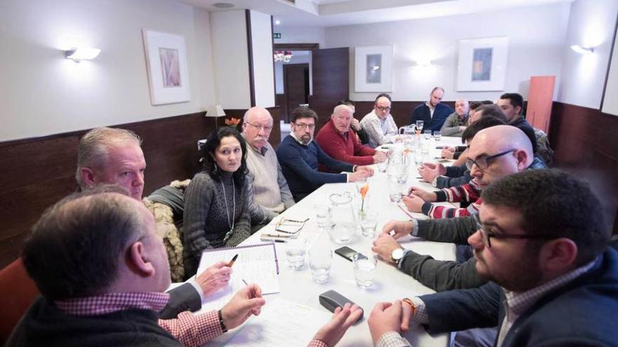 Asistentes a la reunión de ayer en la que se eligió a la nueva junta directiva de la Federación General de Asociaciones de Asturias.