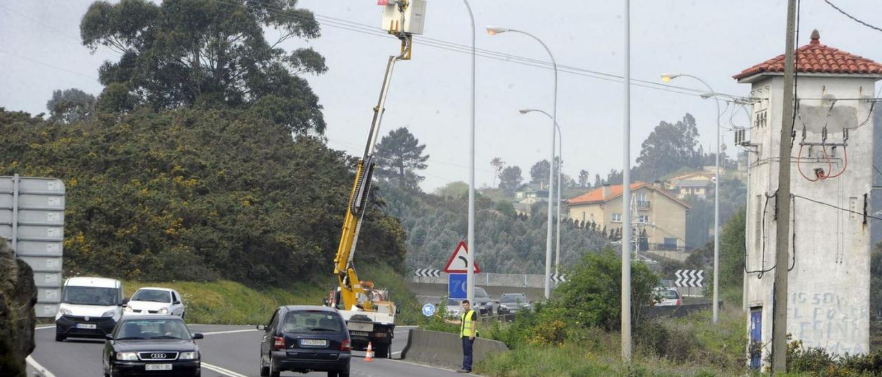 Operarios realizan el mantenimiento de una farola en la carretera AC-552, en Arteixo. |   // VÍCTOR ECHAVE