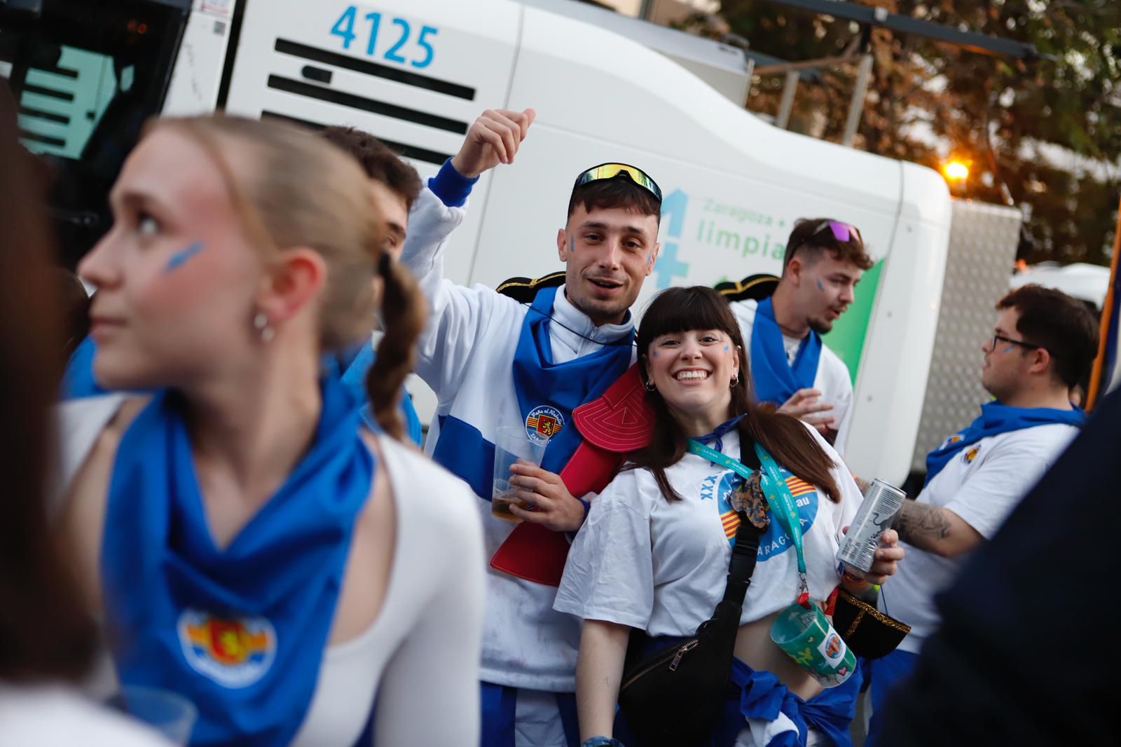 En imágenes | Las peñas de Zaragoza invaden el centro para el maratón de charangas