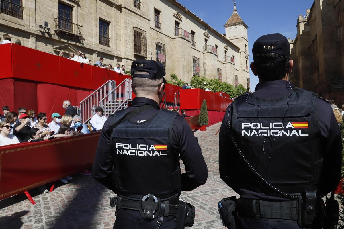 Policía Nacional controlando carrera oficial.