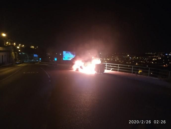 Incendio de tres contenedores en Cuesta Ramón (Telde)