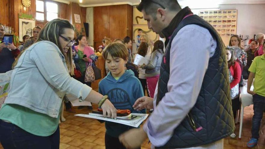 Miembros de la directiva de la ABTE entregando el premio a un niño en el concurso de dibujo.