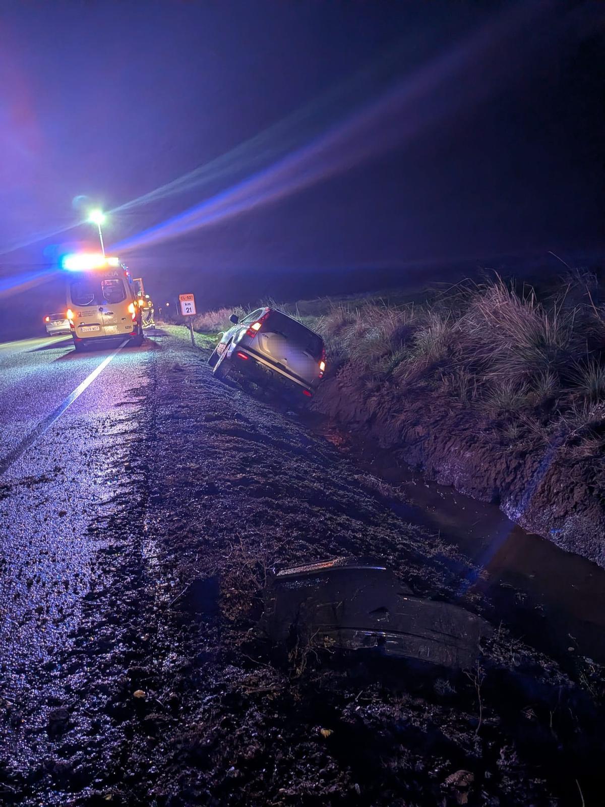 Intervención de los bomberos en el accidente.