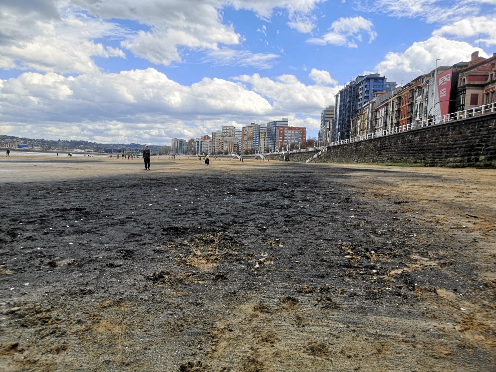 En imágenes: una nueva marea de carbón tiñe de negro la playa de San Lorenzo