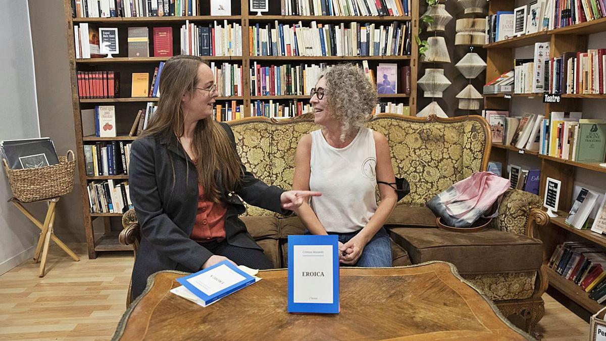 La poeta Ariadna Torres al costat de l’autora del llibre «Eroica», la manresana Cristina Masanés | OSCAR BAYONA