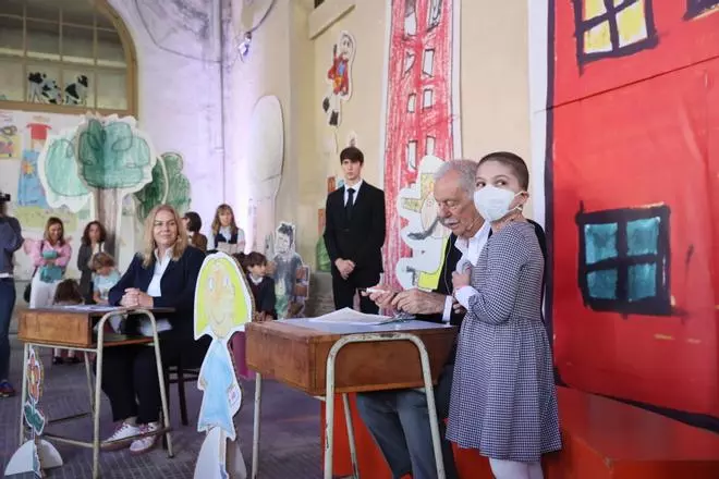 EN IMÁGENES: Eduardo Mendoza se adentra en su propio cuento, dibujado en la Fábrica de Armas de La Vega por niños asturianos