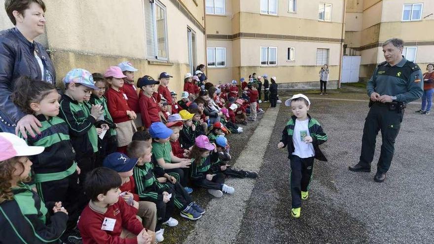 El teniente comandante del puesto ejerció como guía durante una visita en la que no solo los niños probaron motos y coches. // Bernabé/Javier Lalín