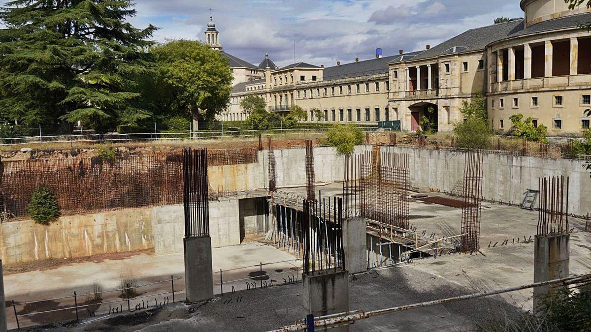 Agujero del palacio de congresos sobre el que se levantará el nuevo Conservatorio Profesional de Música.