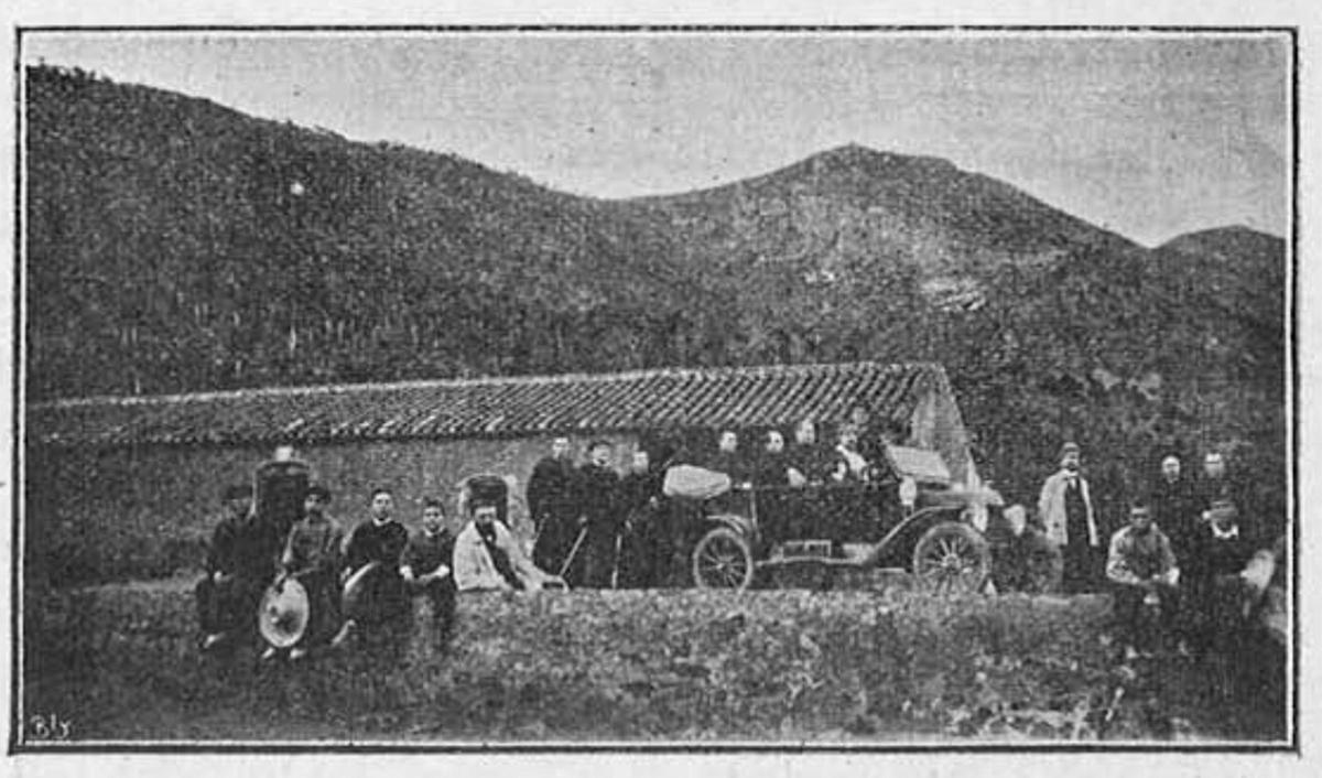 Frailes carmelitas observan con asombro el Ford modelo Touring con el que Russell Ecroyd logró alcanzar por primera vez el convento del Desert en noviembre de 1913.