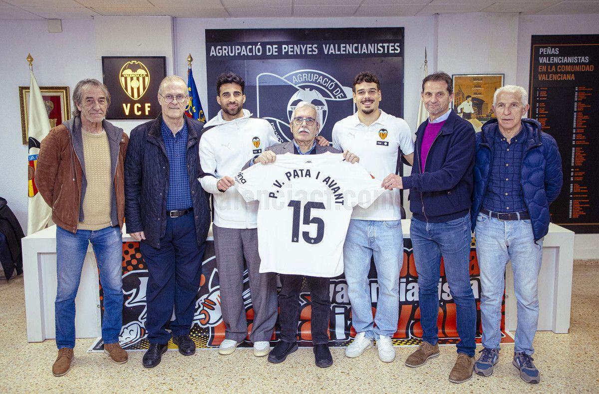 Los dos suizos del equipo, en un acto reciente con las peñas en la Agrupació de Penyes Valencianistes