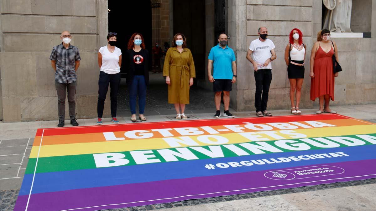 Barcelona presenta una alfombra contra el odio LGTBI