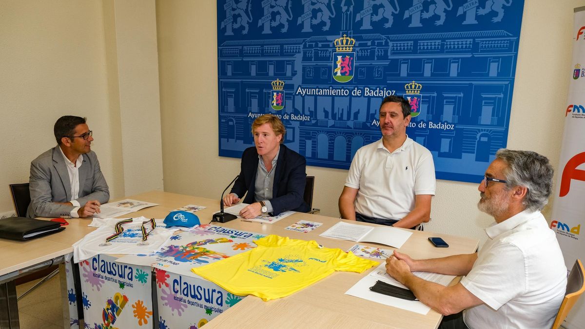 El alcalde, Ignacio Gragera, ayer, presentando la clausura de las escuelas.