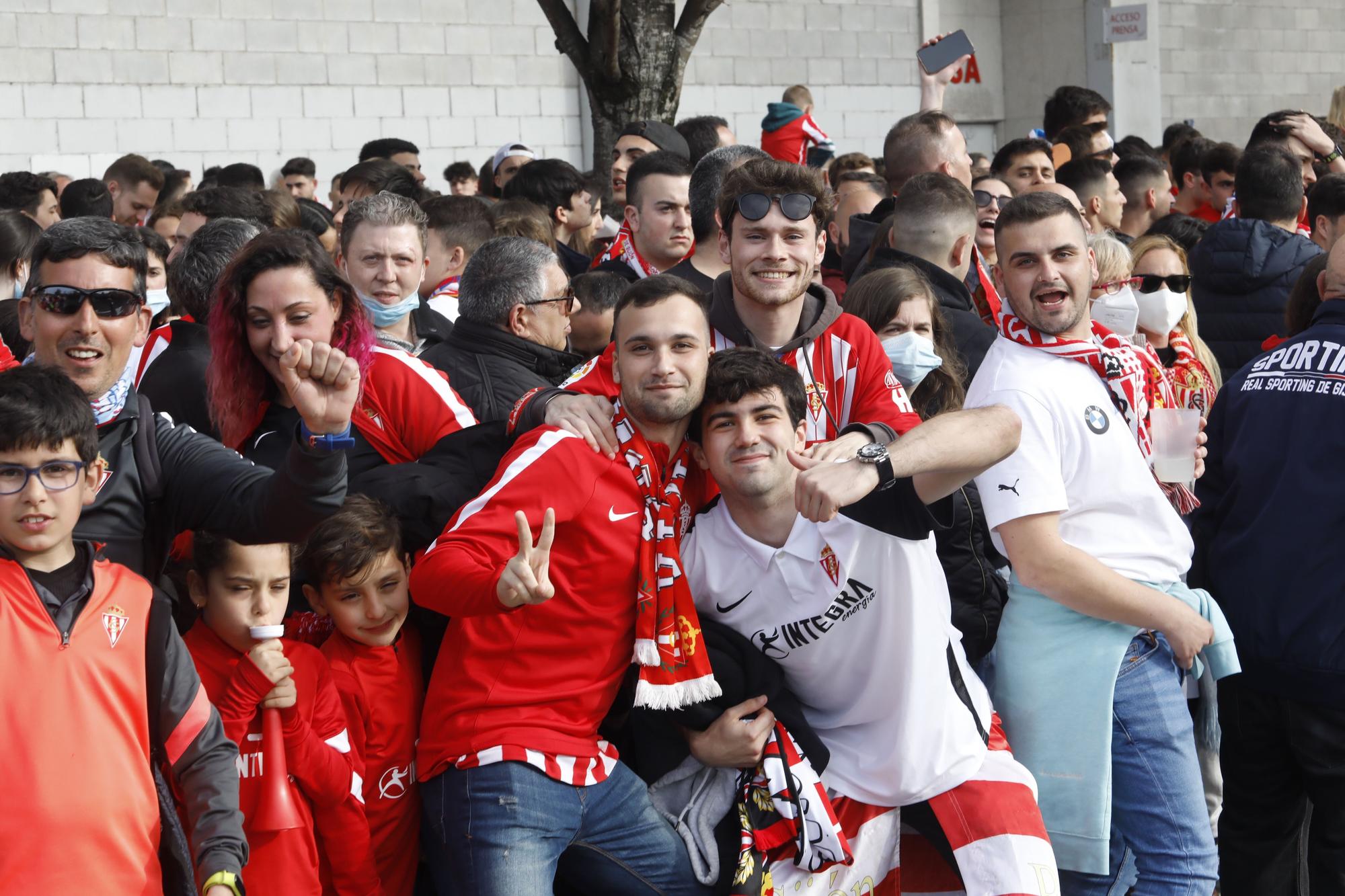 EN IMÁGENES: Así fue el recibimiento al autobús del Sporting en El Molinón