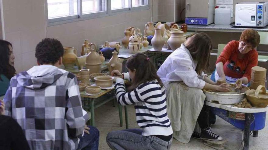 Alumnos del IES María de Molina en un taller. Foto L. O. Z.