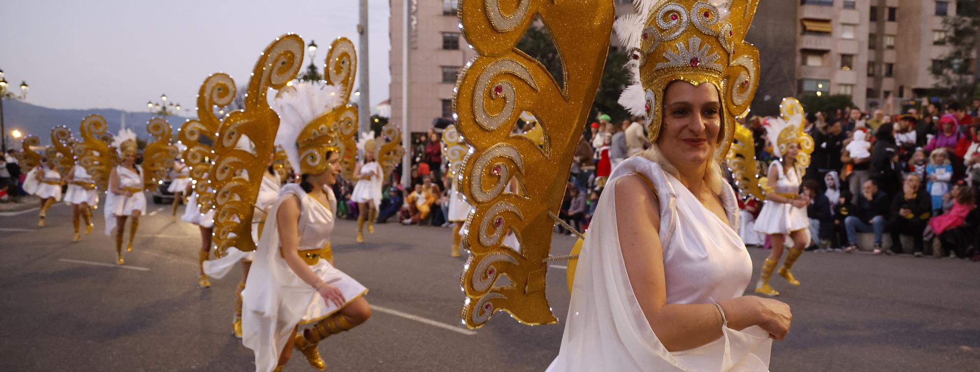 Máscaras, plumas y mucho brillo para disfrutar del fantástico mundo del entroido