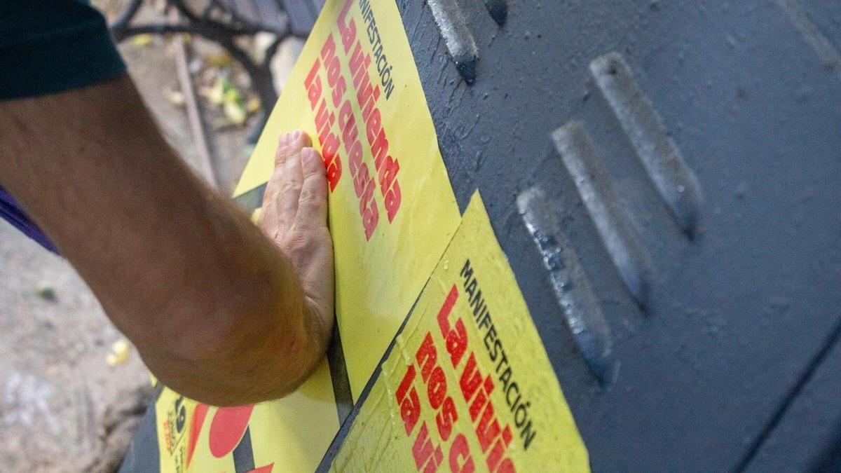 Cartel con motivo de la movilización en defensa al derecho de la vivienda en Sevilla.
