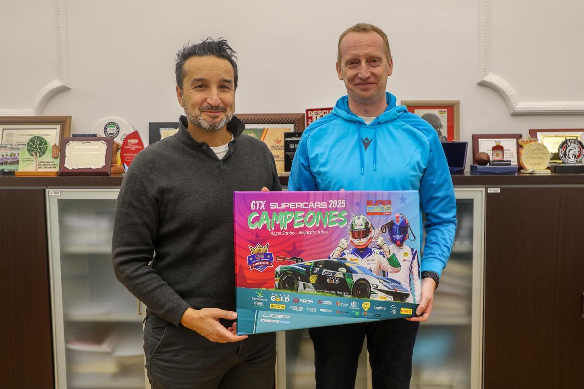 El diputado provincial Ricardo Cabezas recibe al piloto Ángel Santos.