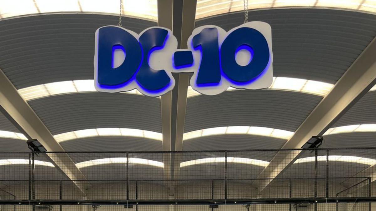  Logotipo de DC-10 en las instalaciones del Club Ibiza Pádel Indoor.