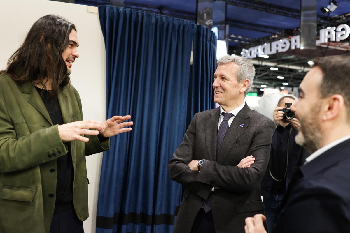 Oliver Laxe y el presidente gallego, Alfonso Rueda, en Fitur.