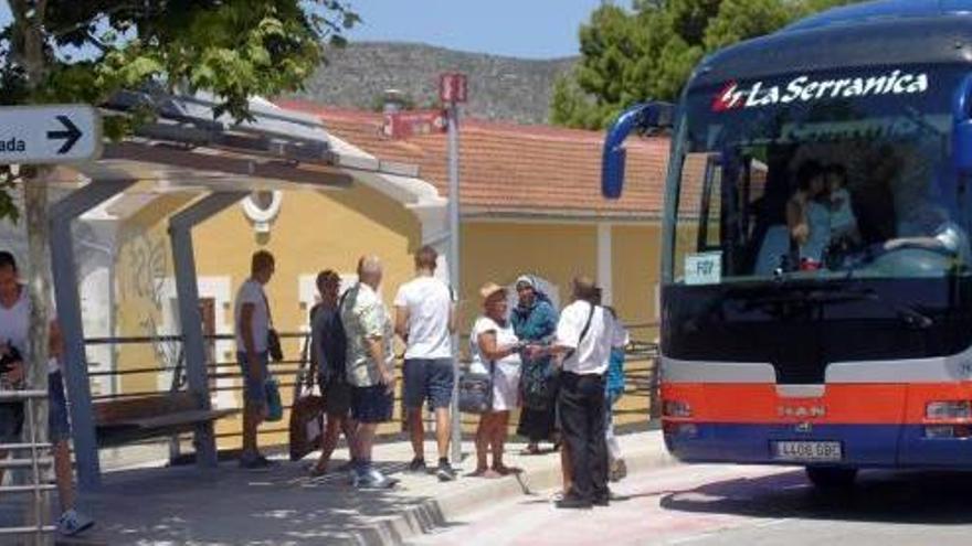 Los viajeros del tren a Dénia critican que con el autobús se agravan los retrasos