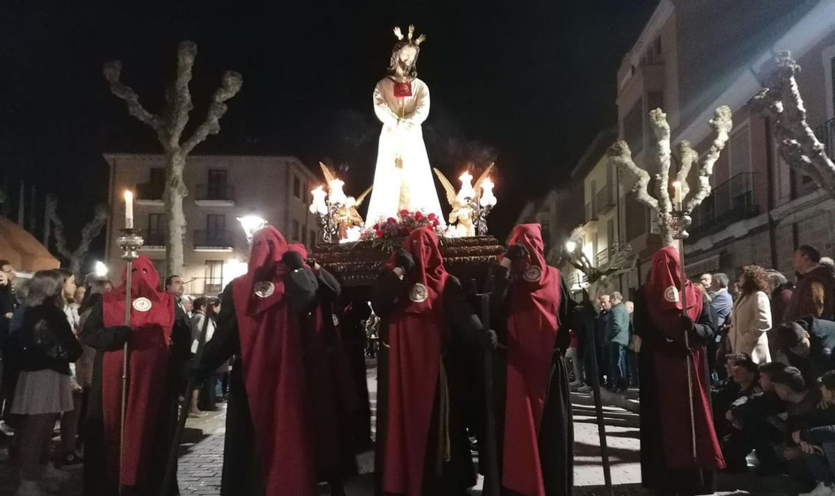 El Cristo de la Misericordia, en la procesión del Domingo de Ramos por la noche. | M. J. C.