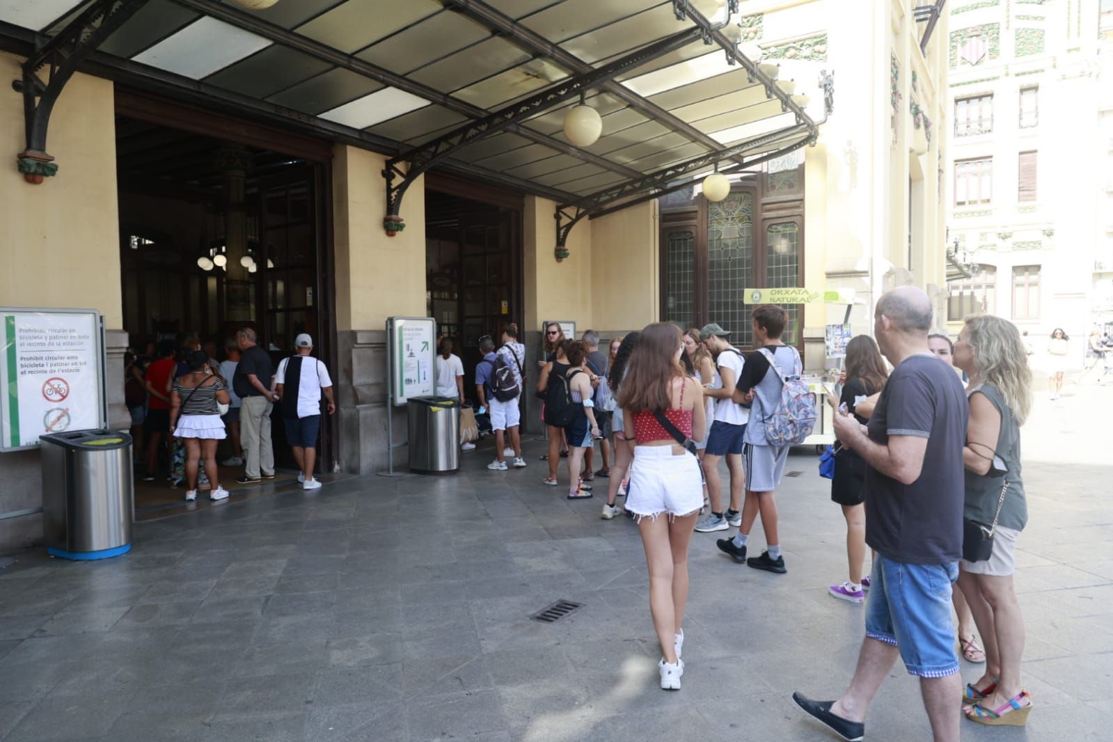 Colas en la Estación del Norte de València por el abono gratuito de Cercanías