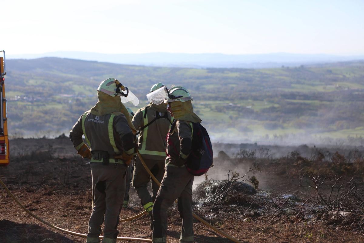Un incendio en montes de Rodeiro, el pasado mes de abril.