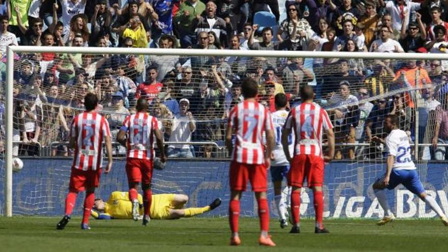 Apoño, a la derecha, transforma el penalti que dio la victoria al Zaragoza.