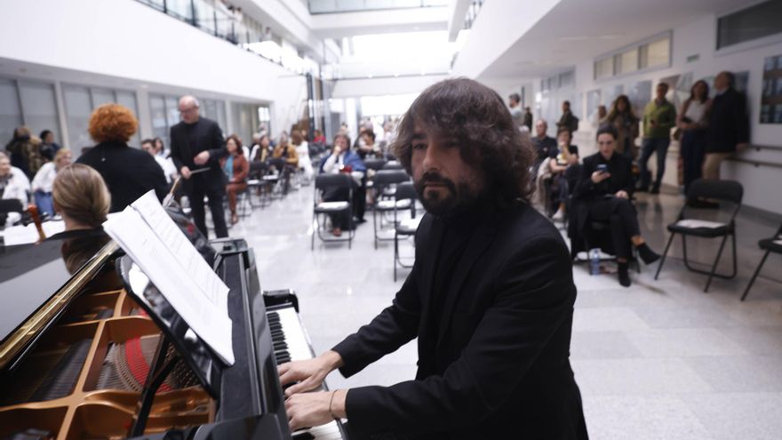 La emotiva historia del músico que &quot;renació&quot; en el HUCA tras un infarto y le regaló un concierto al hospital: &quot;Me vi en las fauces del lobo&quot;