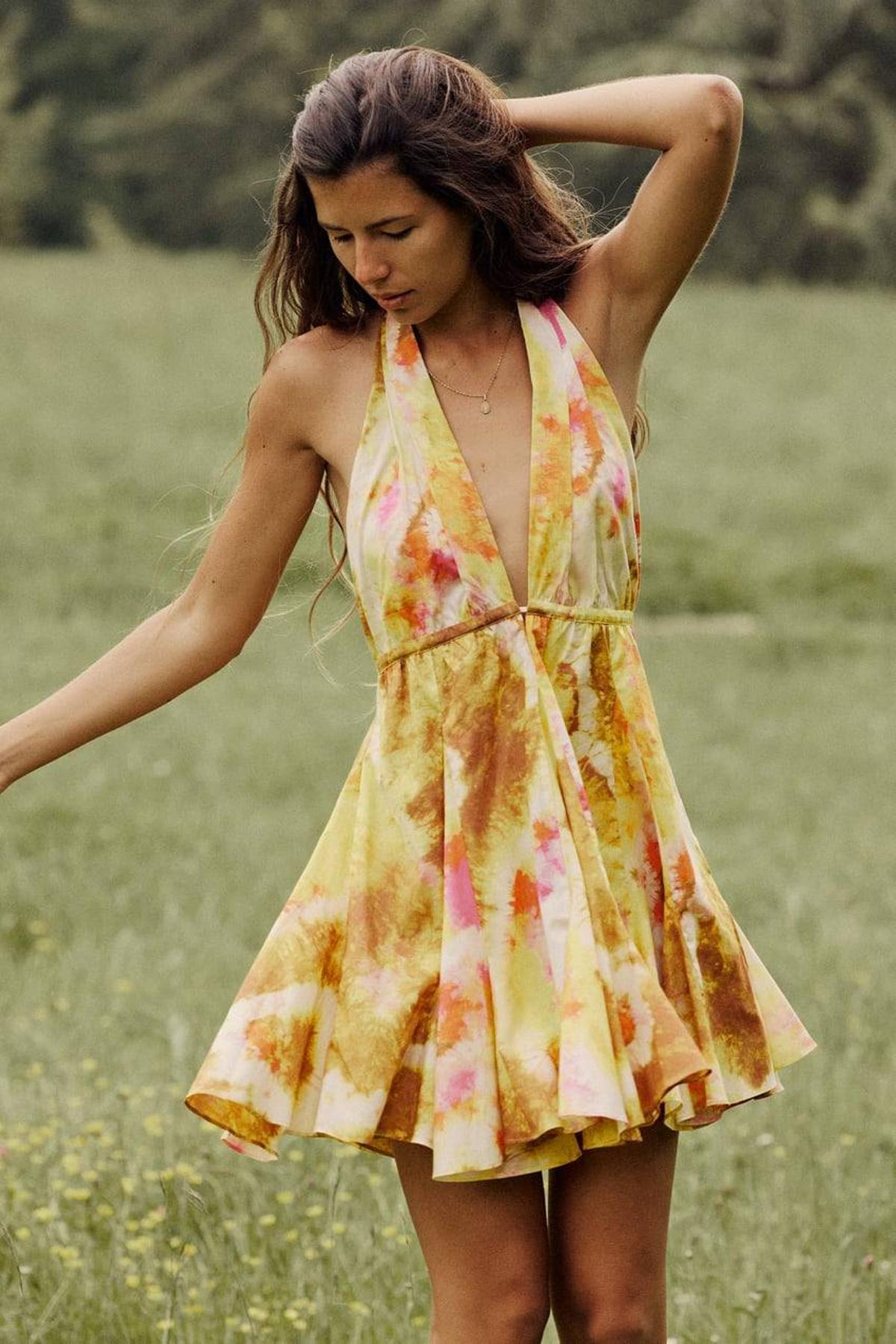 Vestido corto estampado con escote halter