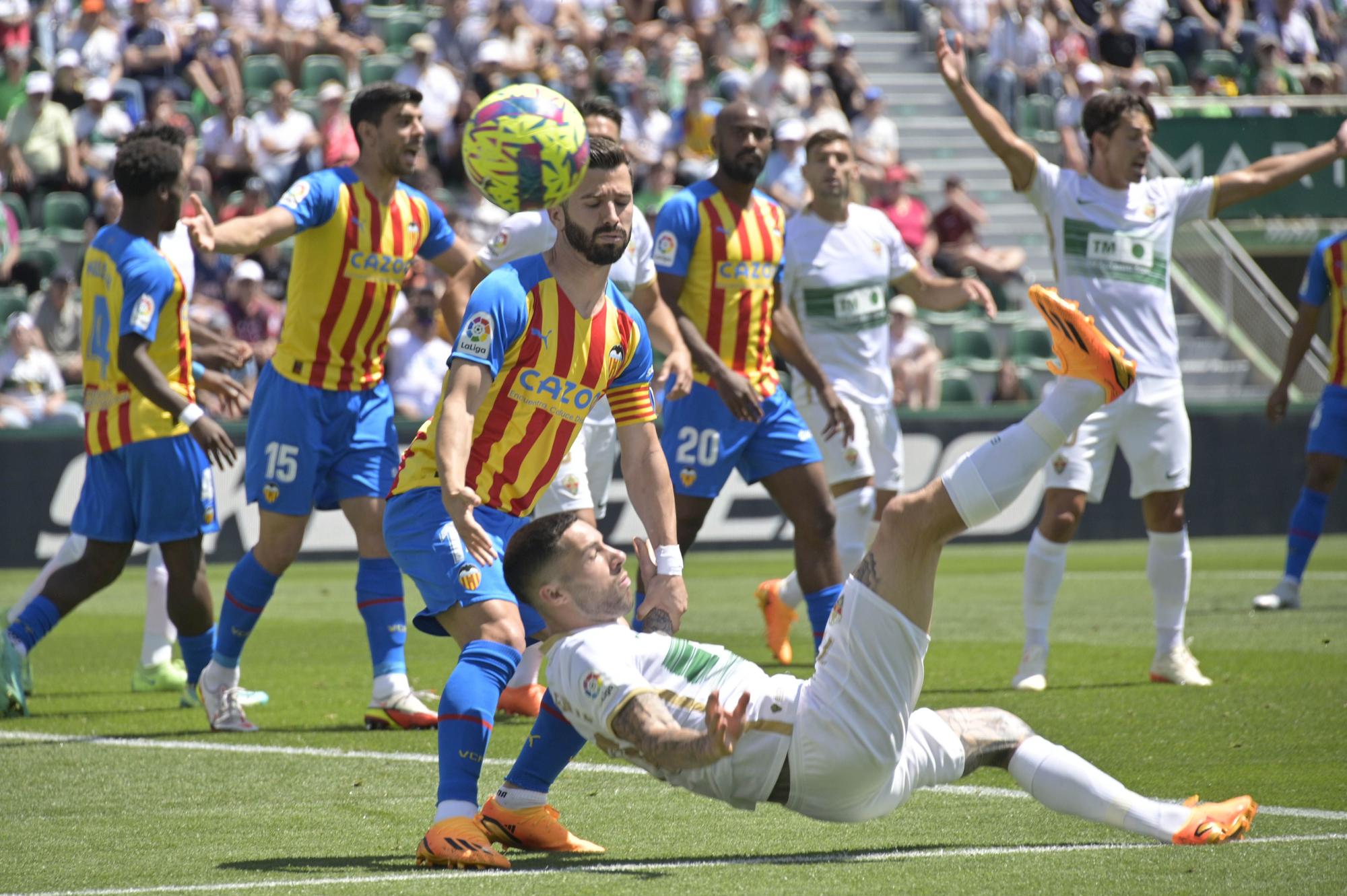 El Elche pone la alfombra al Valencia (0-2)