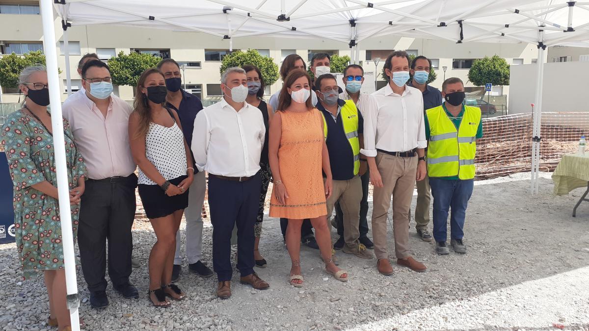 Las autoridades autonómicas y locales, hoy durante el acto de colocación de la primera piedra.