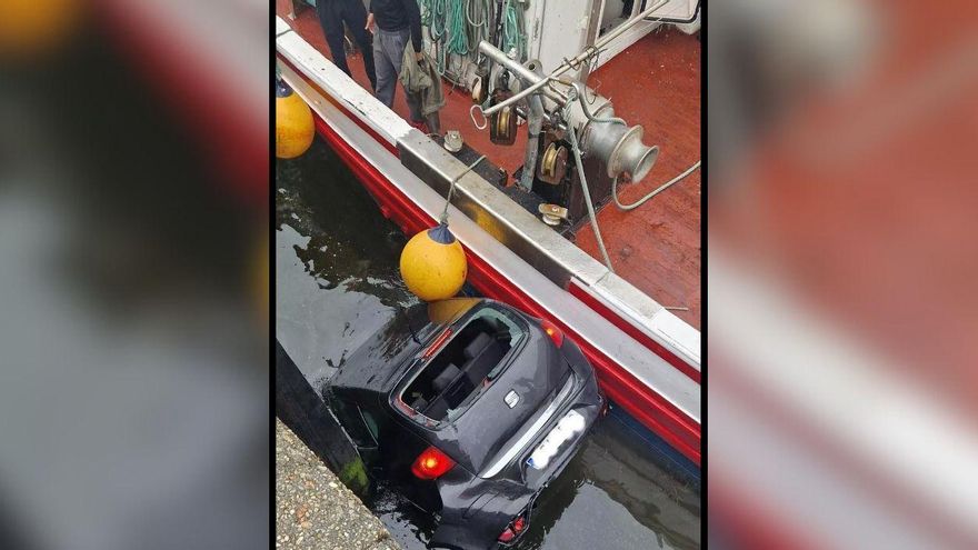 De aparcar a bucear: un coche mal frenado termina en el fondo del mar en Camariñas