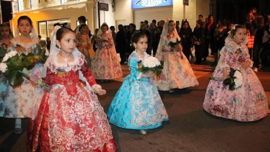 la vall d&#039;uixó salió ayer a la calle para cumplir con su tradicional homenaje a su alcaldesa honorífica, la Mare de Déu dels Desamparats.Las autoridades de la localidad, acompañadas por las falleras mayores de la localidad, Marta Ruiz y Zaira Méndez, posaron después de la ofrenda. Los más pequeños también participaron en esta acto de devoción. f c. costa