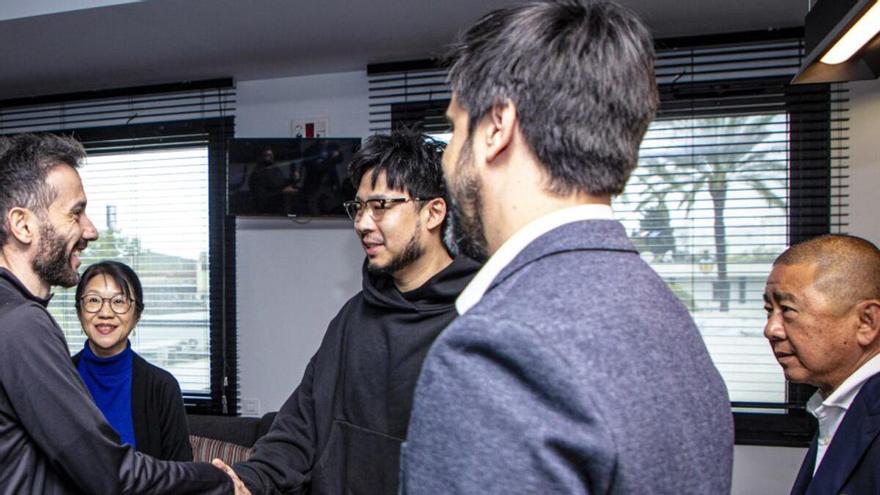 Carlos Corberán y Kiat Lim se dan la mano en la visita del hijo del máximo accionista.