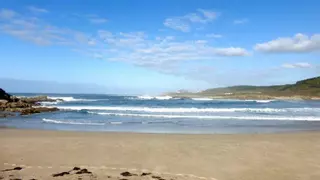 Parece Madeira, pero está en Galicia: la increíble playa de arena blanca donde puedes ver el fin del mundo