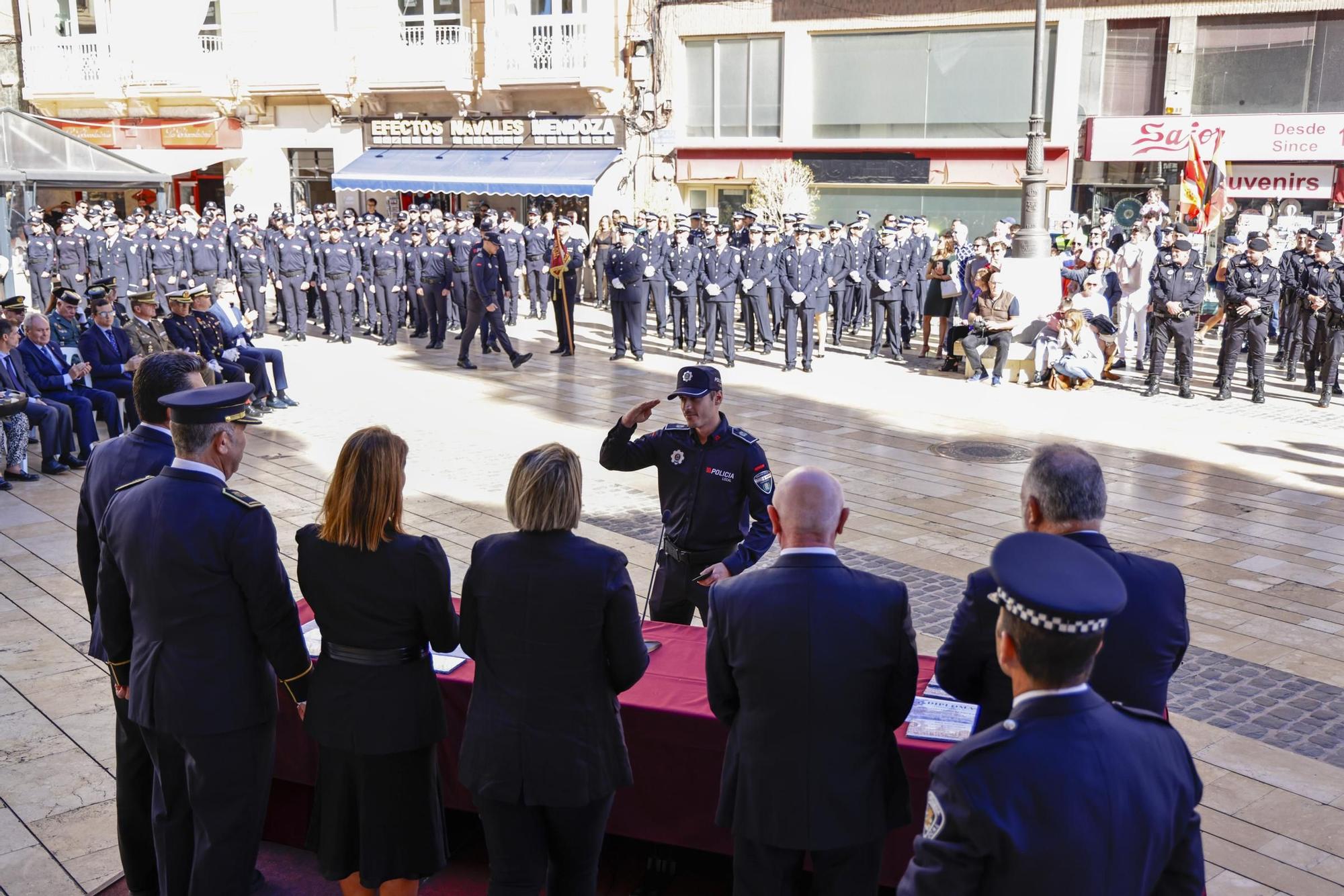 Entrega de placas a los nuevos agentes y de distinciones al personal jubilado de la Policía Local de Cartagena