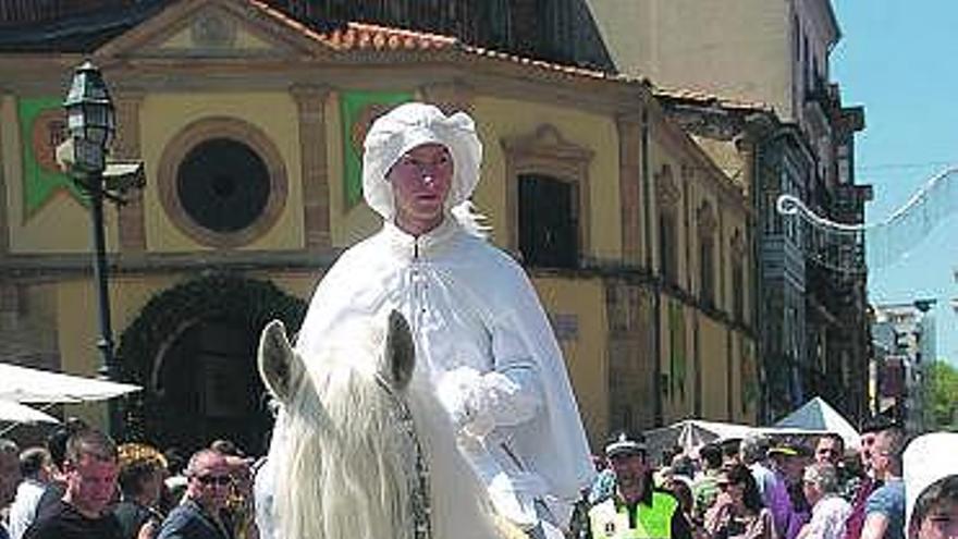 El heraldo de la Balesquida, ayer, delante de la capilla.