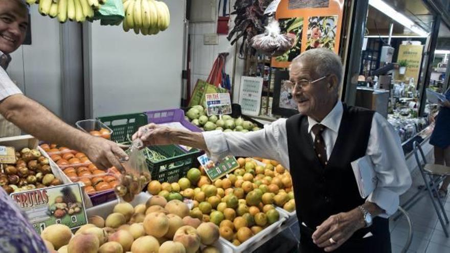 Higinio Carrasco hace tres años haciendo la compra en el Mercado Central de Alicante.