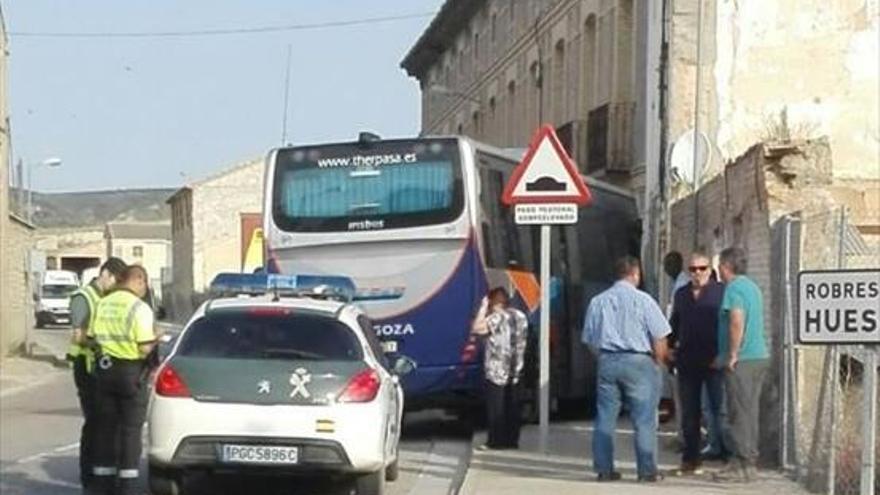 Un autobús choca con una casa al sufrir un infarto el conductor