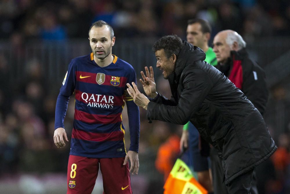 El entrenador del FC Barcelona, Luis Enrique, da instrucciones a Andrés Iniesta, durante el partido de ida de los octavos de final de la Copa del Rey de fúbol que FC Barcelona y RCD Espanyol en enero de 2016.