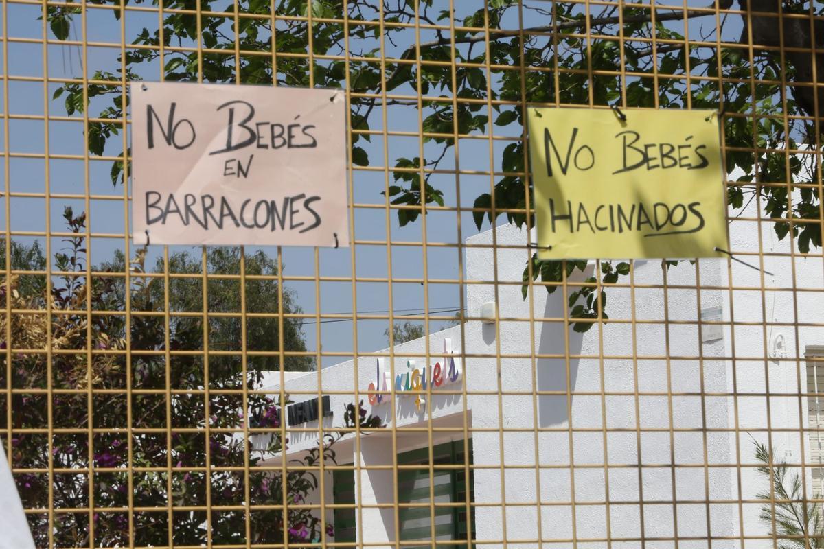 Dos carteles en una valla de Els Xiquets