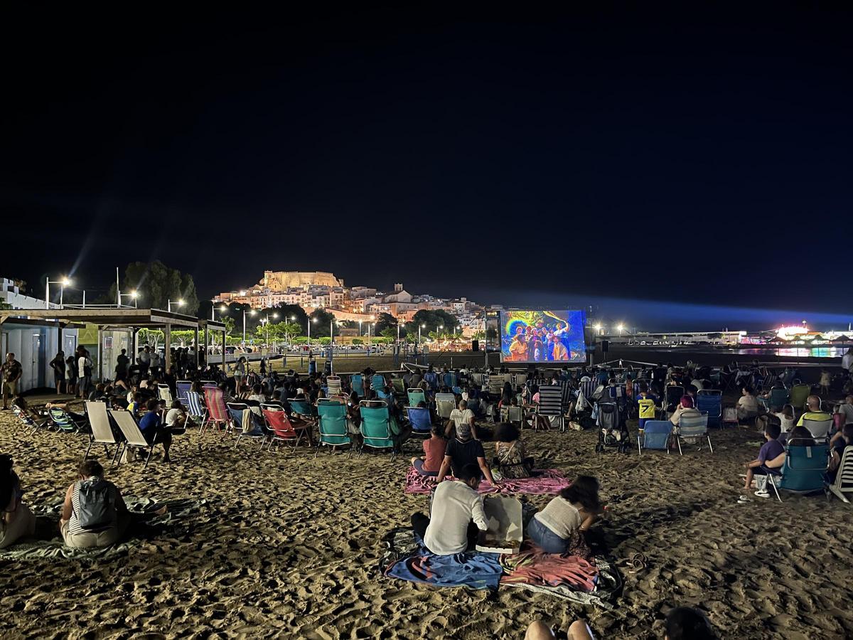 La proyección de películas en la playa cuenta cada año con más aceptación.