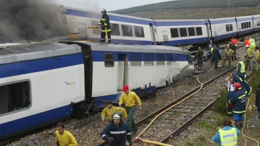 Un grupo de operarios trabaja en las labores de rescate del accidente de los dos trenes en Linarejos.