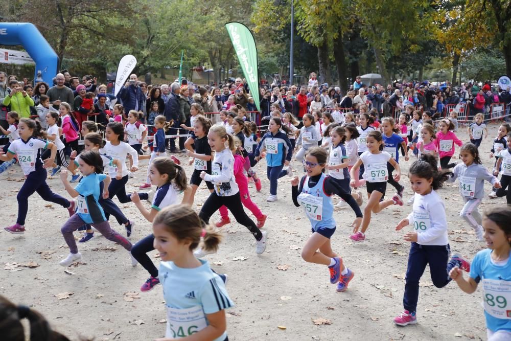 Más de 1.100 jóvenes atletas desafían a las bajas temperaturas para participar en la tradicional carrera de cross escolar.