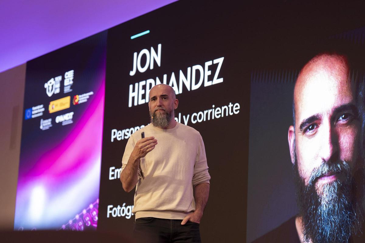 El famoso divulgador de IA Jon Hernández, en el evento final del programa.