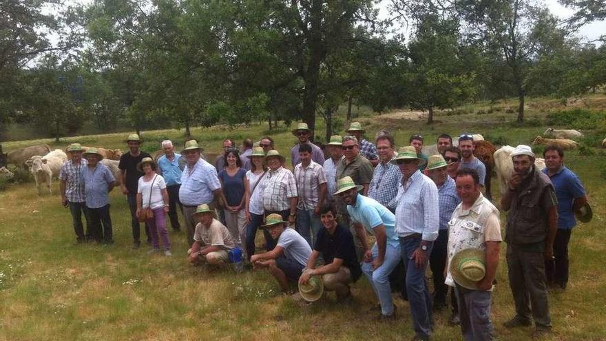 Técnicos cooperativistas en la finca El Yelmo, de Mombuey.